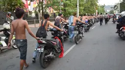 Suasana saat ratusan pelajar SMA mendorong sepeda motor mereka di Bundaran Simpang Lima, Semarang, Jawa Tengah, Kamis (3/5). Konvoi para pelajar dilakukan usai pengumuman hasil UN tingkat SMA/SMK. (Liputan6.com/Gholib)