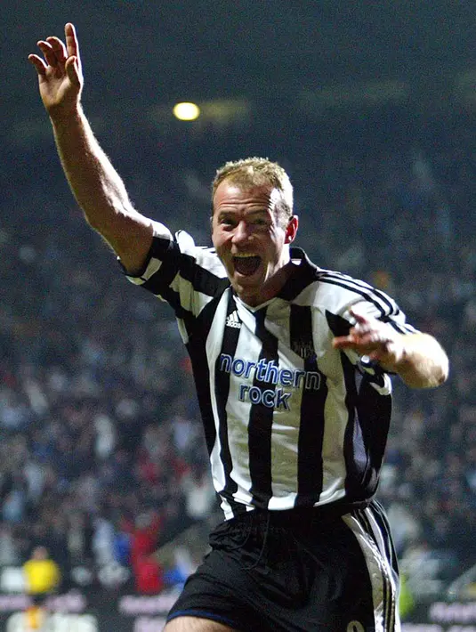 5. Alan Shearer (1996/2006), striker legendaris Inggris ini merupakan salah satu icon The Magpies, mencetak 148 gol dari 303 penampilan membuatnya menjadi salah satu legenda di Newcastle. (AFP/Steve Parkin)