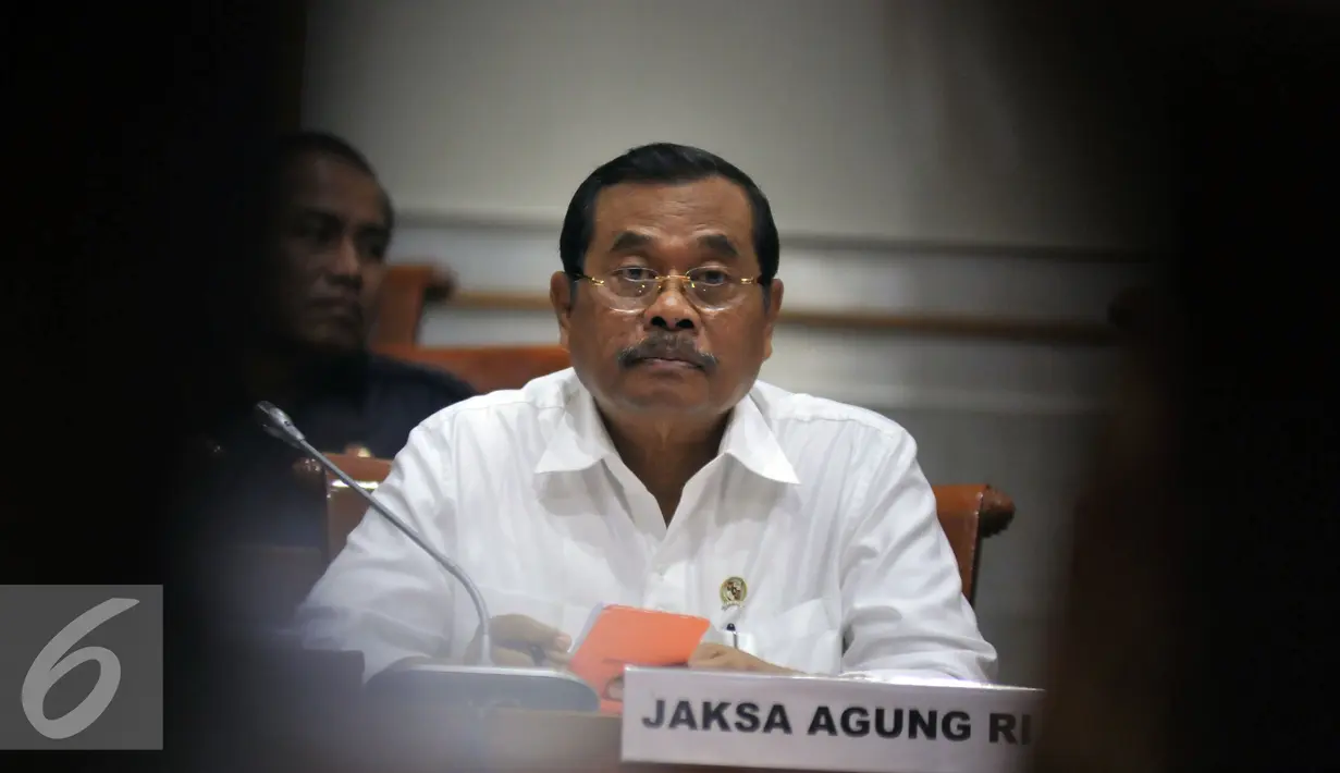 Jaksa Agung HM Prasetyo mendengarkan saat mengikuti rapat kerja dengan Komisi III DPR RI di Kompleks Parlemen, Jakarta, Senin (6/6/2016). Raker tersebut membahas APBN-P Kejagung Tahun 2016. (Liputan6.com/Johan Tallo)