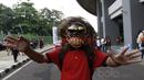 Seorang Brigaz Bali mengenakan topeng Celuluk saat mendukung Bali United melawan Persija Jakarta di Stadion Patriot, Bekasi, (21/5/2017). (Bola.coom/Nicklas Hanoatubun) 