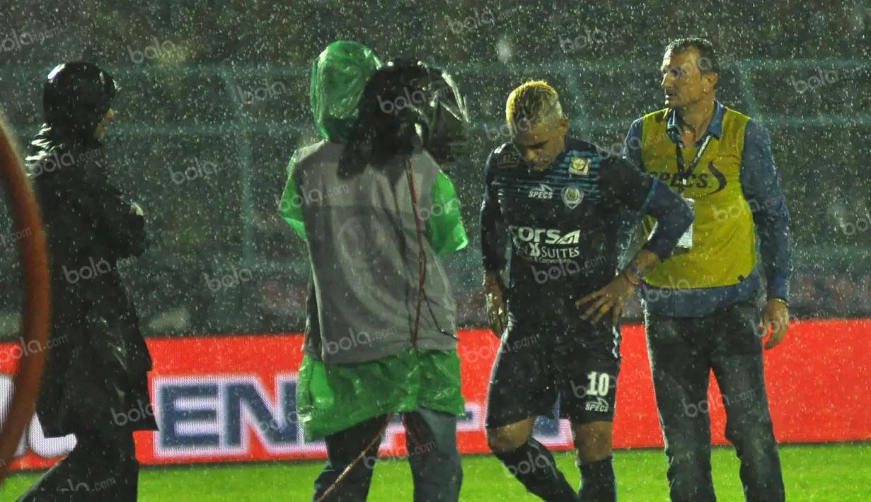Cristian Gonzales dihampiri pelatihnya, Milomir Seslija, dan CEO Arema Cronus, Iwan Budianto, setelah merasa sakit di dada usai disikut pemain Persiba Balikpapan, Ledi Utomo, dalam laga Torabika Soccer Championship 2016 di Stadion Kanjuruhan, Malang, Ming