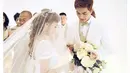 Selain itu, muncul juga perbincangan soal harga cincin pernikahan Lee Jeong Hoon dan Moa. Kabarnya cincin tersebut senilai dengan satu bulan gaji Lee Jeong Hoon, sang presenter kondang Indonesia yang berasal dari korea. (Instagram/moa_aeim)