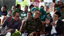 Ketua Umum PKB Muhaimin Iskandar berbincang dengan Ketua MPR Zulkifli Hasan dan Menteri Ketenagakerjaan Hanif Dhakiri pada saat mengahadiri HUT ke-17 Fraksi PKB DPR di Komplek Parlemen, Senayan, Jakarta, Rabu (12/10). (Liputan6.com/Johan Tallo)