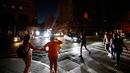 Pejalan kaki menyeberang jalan yang gelap saat terjadi pemadaman listrik di New York, AS, Sabtu (13/7/2019). Tidak ada keterangan mengenai pemadaman listrik yang terjadi di New York. (AP Photo/Michael Owens)
