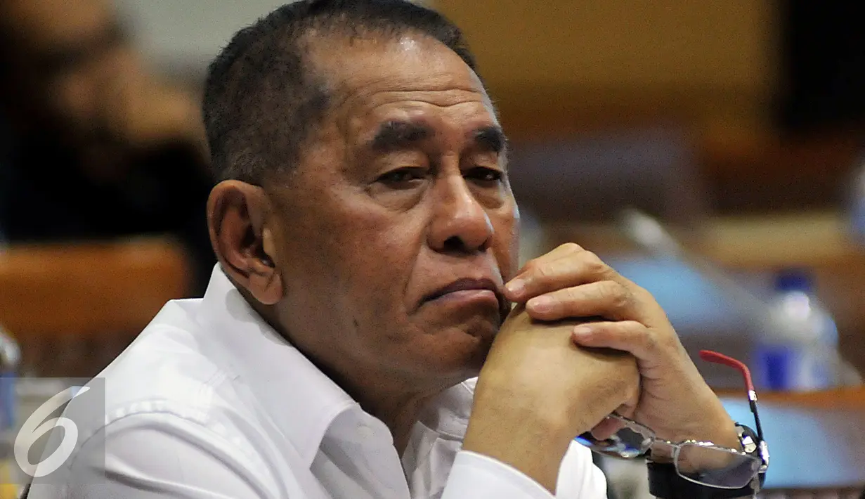 Ekspresi Menteri Pertahanan Ryamizard Ryacudu saat mengikuti raker dengan Komisi I DPR di Jakarta, Rabu (10/2). Rapat membahas RUU tentang Kerjasama pertahanan Indonesia-Jerman dan Indonesia-Tiongkok. (Liputan6.com/Johan Tallo)