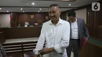 Mantan anggota DPR Markus Nari usai menjalani sidang putusan terkait proyek e-KTP di Pengadilan Tipikor, Jakarta, Senin (11/11/2019). Markus Nari divonis enam tahun penjara dan denda Rp 300 juta subsider tiga bulan kurungan. (Liputan6.com/Herman Zakharia)