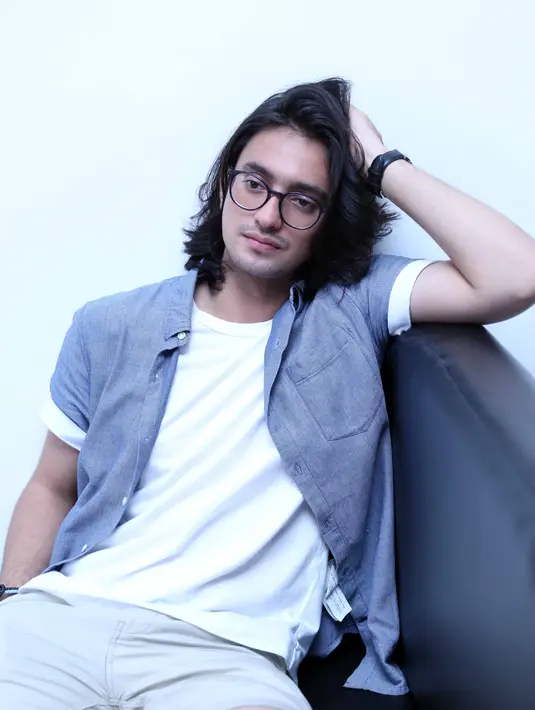 "Mereka sih (pemain lain) nggak ada yang menggurui ya, tapi lebih ke sama-sama belajar. Yang muda belajar sama yang senior, yang senior juga belajar dari yang muda," ucap Omar Danieldi kawasan BSD, beberapa waktu lalu. (Nurwahyunan/Bintang.com)