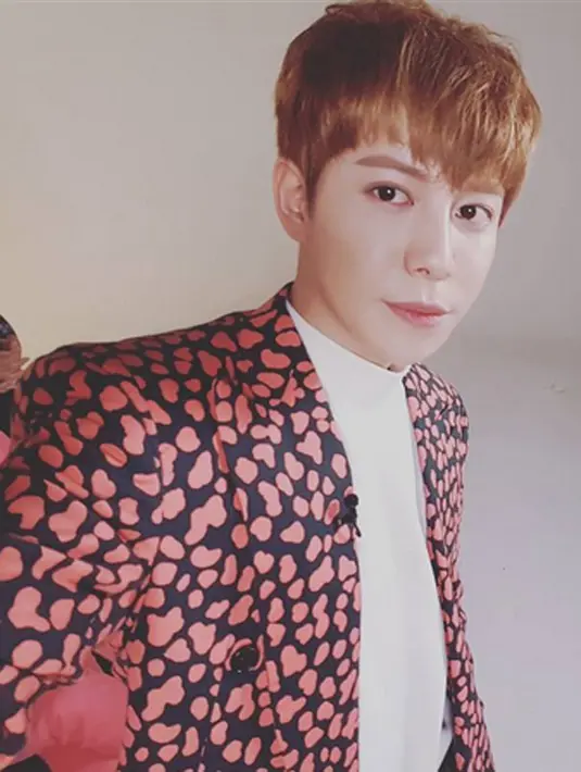 Park Kyung tak hanya berbakat dalam dunia hiburan, kabarnya ia juga memiliki kecerdasan di atas rata-rata. Penyanyi tampan ini telah diumumkan masuk dalam komunitas ‘Mensa Internasional’. (Instagram/ qkrrud78)