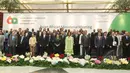 Menlu Retno Marsudi (depan berkacamata) berfoto bersama peserta Pertemuan Tingkat Menteri Asia Afrika sebelum pembukaan di Jakarta Convention Center, Senin (20/4/2015). (Liputan6.com/Herman Zakharia)