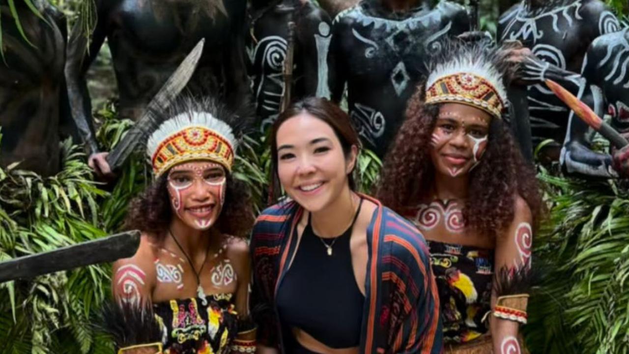 7 Potret Seru Gisel Kunjungi Kali Biru, Berenang Cantik hingga Bermain dengan Anak-Anak Papua