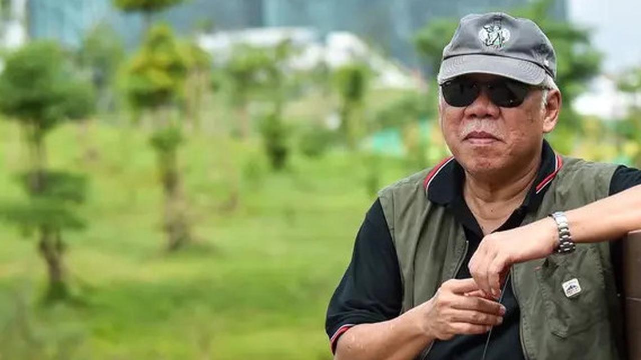 Kelakuan Kocak Pak Bas di Acara Dies Natalis UGM, Pegang Kepala hingga Rapikan Rambut 'Bapak Marketing Indonesia