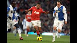 Pemain Blackburn Rovers, Phil Jones (kanan), mengawal ketat pergerakan dari pemain MU, Luis Nani (tengah), dalam pertandingan lanjutan Liga Inggris 2010/2011 di Old Trafford in Manchester, Sabtu (27/11/2010). Sebelum bermain untuk Setan Merah, Phil Jones merupakan lulusan akademi Blackburn Rovers dan diumur 18 tahun sudah bisa menembus skuat utama. (AFP/Andrew Yates)