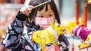 Seorang anak memegang lentera menjelang Festival Lampion, yang jatuh pada 15 Februari tahun ini - hari ke-15 Tahun Baru Imlek - di Nanjing di provinsi Jiangsu timur China pada 10 Februari 2022. Festival Lampion merupakan puncak sekaligus penutup dari perayaan Tahun Baru Imlek. (STR / AFP)