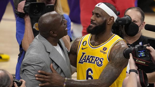 Foto: Detik-detik LeBron James Pecahkan Rekor 39 Tahun Kareem Abdul Jabbar sebagai Pencetak Poin Terbanyak NBA Sepanjang Masa