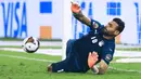 Di babak adu penalti, kiper Mesir Mohamed Abou Gabal menjadi bintangnya. Penjaga gawang yang akrab disapa Gabaski ini sukses membendung dua tembakan pemain Kamerun. (AFP/Daniel Beloumou Olomo)