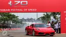 Pengemudi bersiap melakukan drifting saat unjuk kebolehan dalam Ferrari Festival of Speed di BSD City, Tangerang Selatan, Minggu (23/04). Ajang ini dihadiri oleh lebih dari 100 supercar berlambang kuda jingkrak. (Liputan6.com/Fery Pradolo)