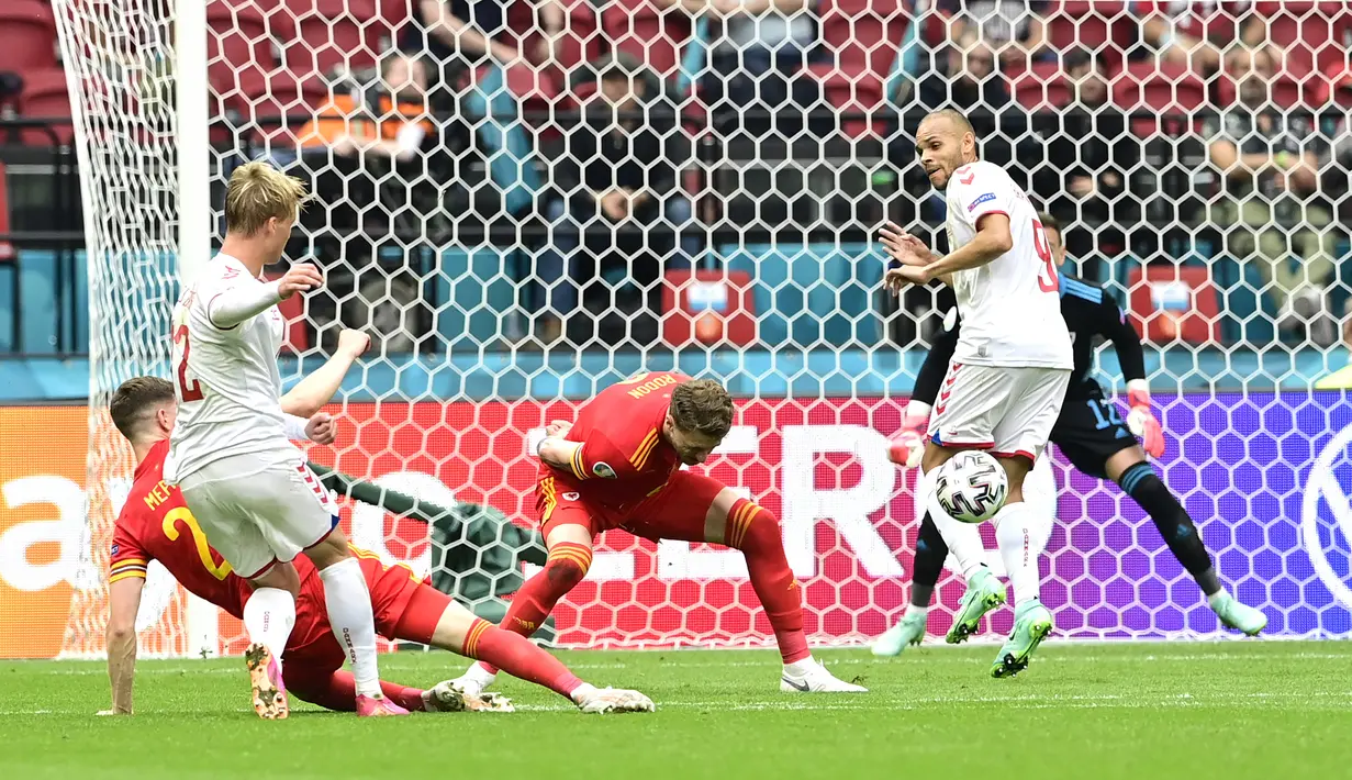 Banyak ditekan, Denmark justru mencetak gol pertamanya pada menit ke-27. Kerjasama bek Joakim Maehle dengan Kasper Dolberg mampu diselesaikan dengan tendangan terukur dari luar kotak penalti oleh Kasper Dolberg. Denmark unggul 1-0. (Foto: AP/Pool/Olaf Kraak)