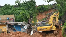Tim penyelamat menggunakan alat berat mencari korban setelah rumah runtuh setelah hujan lebat di distrik Attecoube di Abidja, Pantai Gading (16/6/2022). Tanah longsor selama musim hujan adalah risiko yang terkenal buruk di Abidjan, kota yang berkembang pesat berpenduduk lima juta orang. (AFP/Issouf Sanogo)