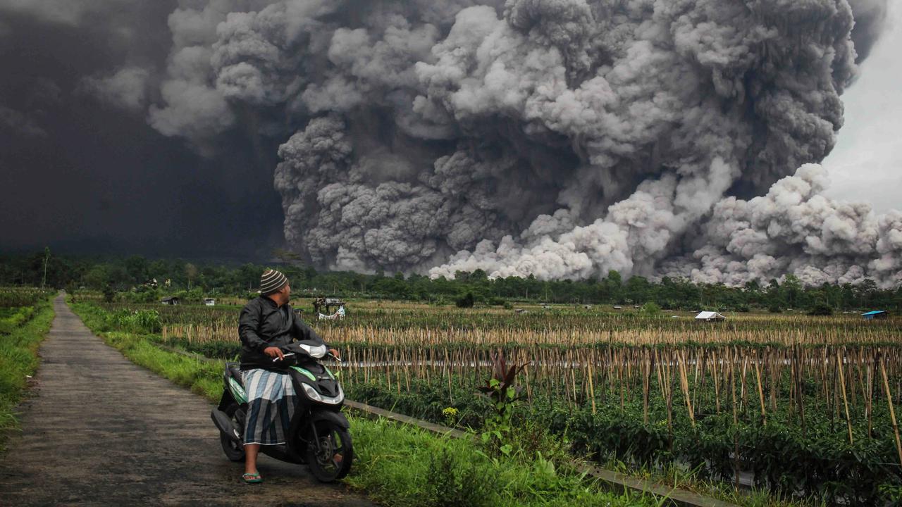 FOTO: Dahsyatnya Aliran Piroklastik Gunung Semeru di Tengah Status Awas