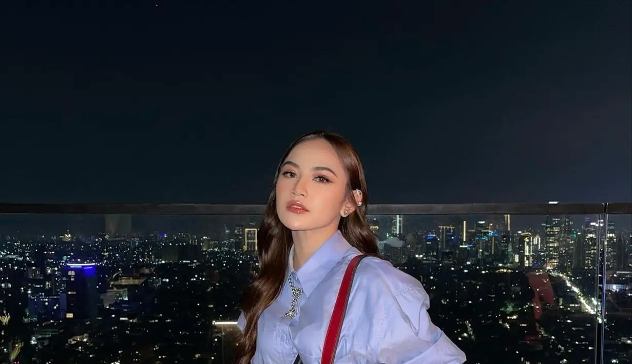 Korean makeup look juga tak luput dijajal Mahalini. Di sini, Mahalini seperti eonnie dengan side eye look.