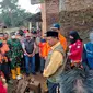 Plh. Gubernur Jawa Barat Uu Ruzhanul meninjau warga korban banjir di Kampung Dayeuhandap, Kelurahan Kota Kulon, Kecamatan Garut Kota, Kabupaten Garut, Minggu (17/7/2022).