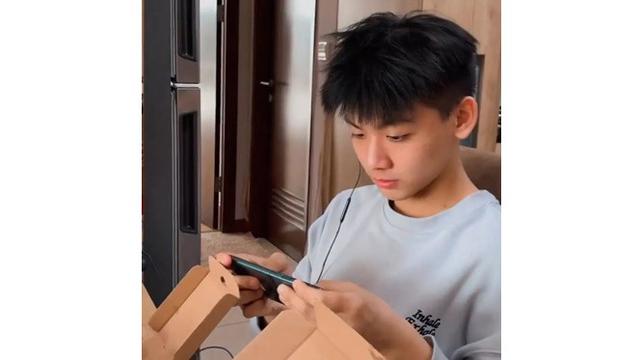 6 Potret Melvin Genuino, Penyanyi Muda yang Dikira Gantikan Iqbaal di Grup TBA