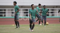 Pemain Timnas Indonesia, Muchlis Hadi Ning Syaifulloh saat latihan jelang melawan Vietnam dalam laga leg pertama semifinal Piala AFF 2016 di Stadion Pakansari, Bogor, Rabu (30/11/2016). (Bola.com/Arief Bagus)