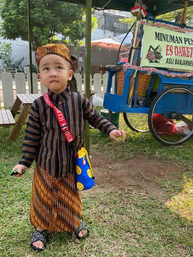 5 Potret Rayyanza Anak Raffi-Nagita Slavina Bergaya ala Mas-mas Jawa Rayakan HUT ke-79 RI , Pakai Lurik dan Sandal Dior Rp7 Jutaan