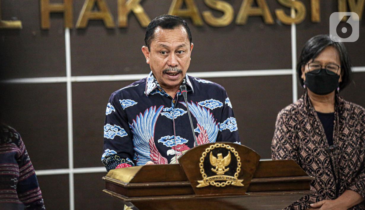 Ketua Komnas HAM Ahmad Taufan Damanik menyampaikan keterangan perkembangan pemantauan dan penyelidikan atas peristiwa baku tembak yang terjadi di rumah dinas mantan Kadiv Propram Polri di Kantor Komnas HAM, Jakarta, Senin (8/8/2022). Komnas Perempuan bakal membantu kerja Komnas HAM. (Liputan6.com/Faizal Fanani)