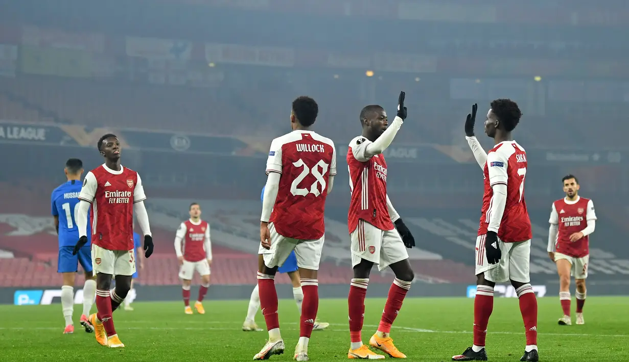 Gelandang Arsenal, Nicolas Pepe (ketiga kanan) berselebrasi dengan rekan-rekannya usai mencetak gol ke gawang Molde pada pertandingan grup B Liga Europa di Emirates Stadium di London (5/11/2020). Arsenal menang telak atas Molde 4-1. (AFP/Glyn Kirk)