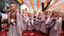 Sejumlah anak lelaki setelah kepalanya dicukur saat kebaktian merayakan ulang tahun ke-2.563 Buddha di Kuil Jogye di Seoul, Korea Selatan, Senin (22/4). Perayaan ulang tahun Buddha akan jatuh pada 12 Mei mendatang. (AP Photo/Ahn Young-joon)