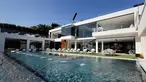 Suasana kolam renang di rumah mewah di kawasan Bel-Air, Los Angeles,AS (26/1). Rumah seharga 20 juta dolar Amerika atau 3,33 triliun rupiah ini merupakan rumah termahal yang terdaftar di Amerika Serikat. (AP/Jae C. Hong)