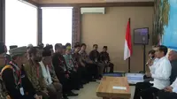 Presiden Jokowi bertemu tokoh masyarakat dan adat Kalimantan Timur. Jokowi meminta izin soal pemindahan ibu kota. (Lizsa Egeham/Liputan6.com)