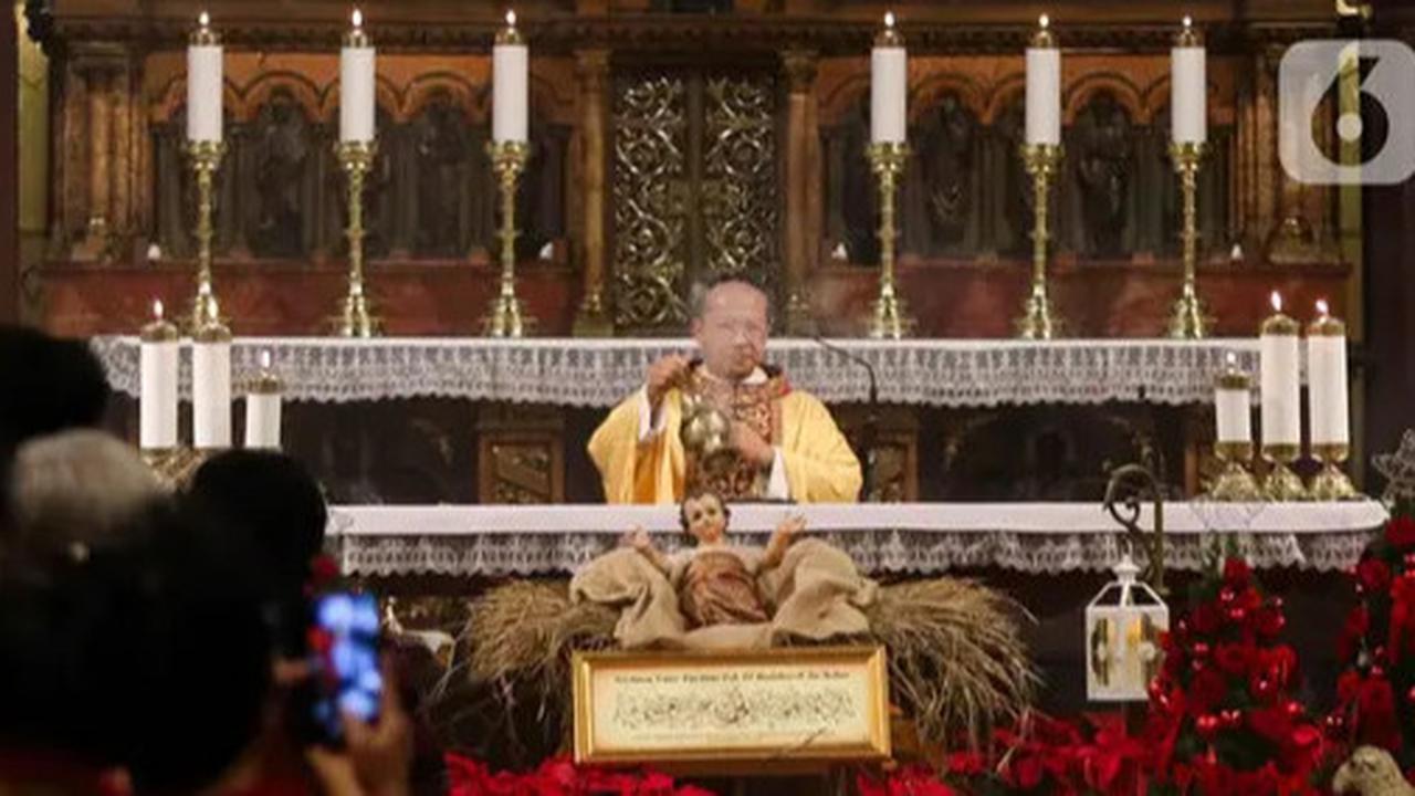 FOTO: Suasana Khidmat Misa Malam Natal di Gereja Katedral Jakarta