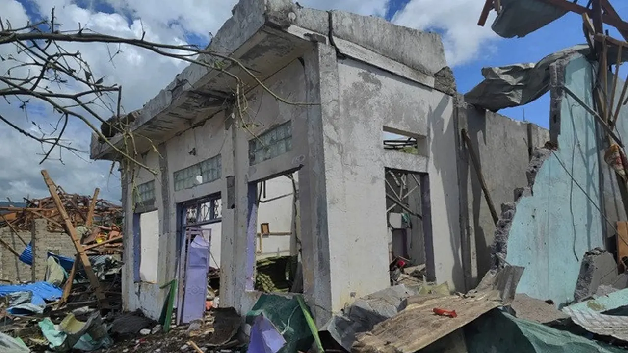 Puing-puing bangunan berserakan setelah ledakan di Desa Kaungtup, wilayah Namhkam, Negara Bagian Shan, Myanmar, Minggu (31/5/2026).