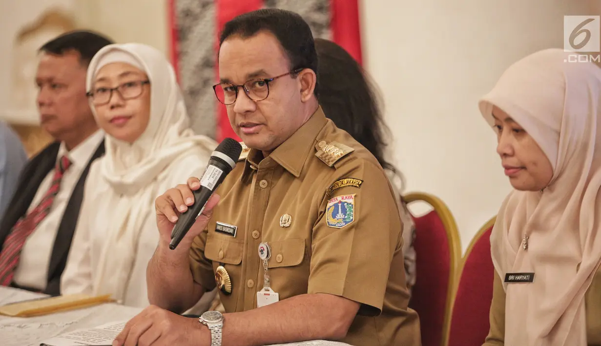 Gubernur DKI Jakarta Anies Baswedan memberi keterangan terkait pengambilalihan pengelolaan air, Gedung Balai Kota Jakarta, Senin (11/2). Menurut Anies, selama ini kinerja mitra swasta tidak mencapai target melayani masyarakat. (Liputan6.com/Faizal Fanani)