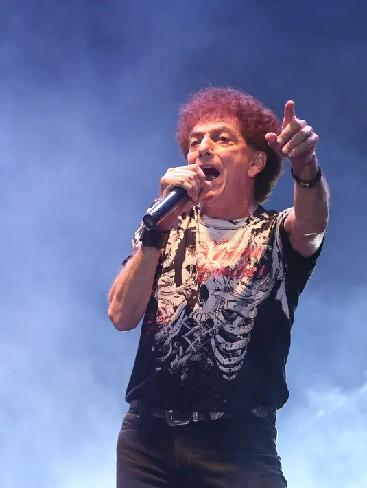 "Kami senang bisa bermain dalam satu acara dengan Dream Theater yang merupakan profesor-profesor musik," ujar Iyek, sapaan akrab Ahmad Albar dari atas panggung. (Bambang E. Ros/Bintang.com)