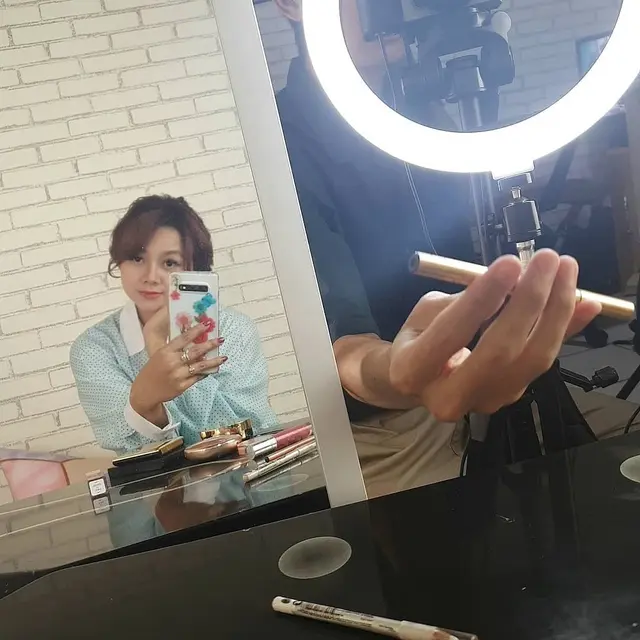7 Potret Wenty Eri, Tunangan Baru Komedian Adul dengan Gaya Kasual