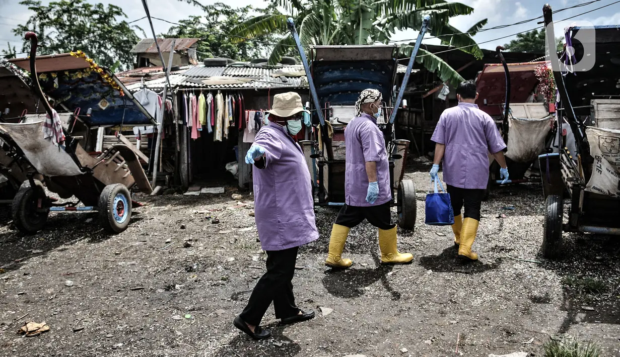 Dokter hewan dari Suku Dinas KPKP Jakarta Timur saat menggelar pelayanan kesehatan pada kuda delman di kawasan Pengarengan, Cakung, Jakarta, Kamis (25/2/2021). Pelayanan kesehatan dilakukan pada kuda wisata atau delman. (merdeka.com/Iqbal S. Nugroho)