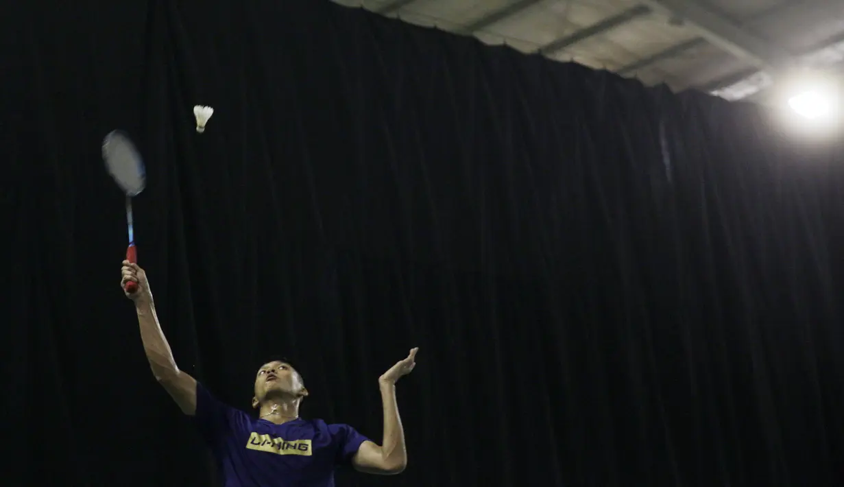 Tunggal putra Indonesia, Jonatan Christie, berusaha mengembalikan kok saat latihan di Pelatnas PBSI Cipayung, Jakarta, Selasa (9/7). Latihan ini persiapan jelang Indonesia Open 2019. (Bola.com/Vitalis Yogi Trisna)