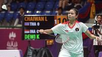 Pebulu tangkis tunggal putri Indonesia, Komang Ayu Cahya Dewi bertanding melawan pebulu tangkis putri Thailand, Lalinrat Chaiwan pada final bulu tangkis beregu putri SEA Games 2023 di Badminton Hall Morodok Techo National Stadium, Phnom Penh, Kamboja, Kamis (11/05/2023). (Bola.com/Abdul Aziz)
