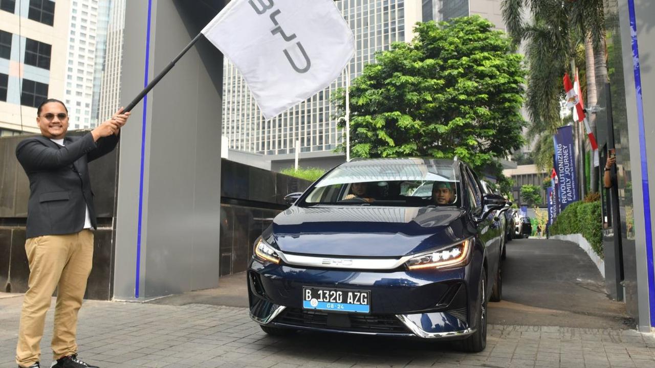 Perjalanan test drive BYD M6 ini dimulai dari BYD Harmony Auto Sudirman dan kami langsung disambut dengan kemacetan khas Jakarta.<br>