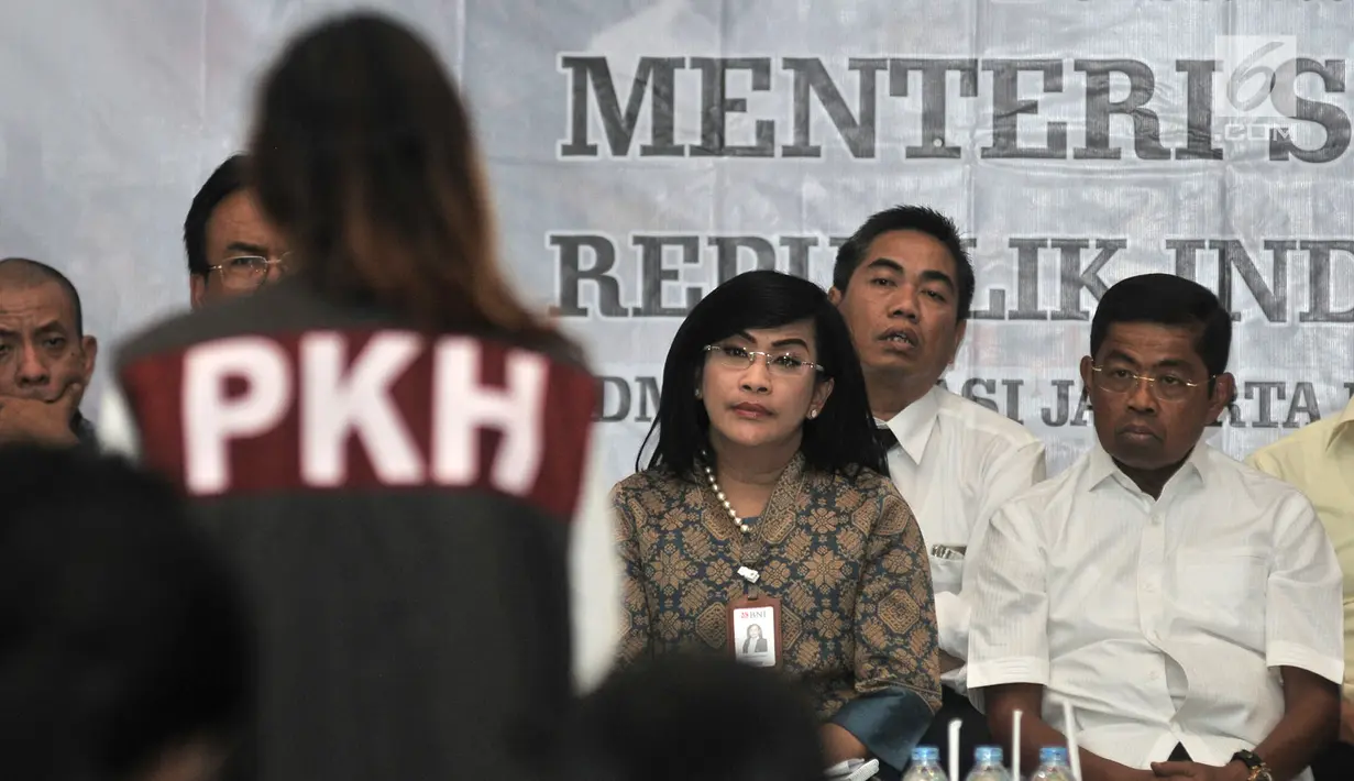 Perwakilan penerima Program Keluarga Harapan (PKH) memberi sambutan saat bertemu Mensos Idrus Marham (kanan) di GOR Sunter, Jakarta, Rabu (11/7). Sebanyak 37 keluarga tak lagi menerima dana PKH akibat ditilap oknum pendamping. (Merdeka.com/Iqbal Nugroho)