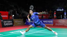 Pebulu tangkis tunggal putra Indonesia, Anthony Ginting berusaha menjangkau kok dalam babak kualifikasi Indonesia Masters 2026 melawan wakil Thailand, Kantaphon Wangcharoen di Istora, Senayan, Selasa (20/01/2026). (Bola.com/Bagaskara Lazuardi)