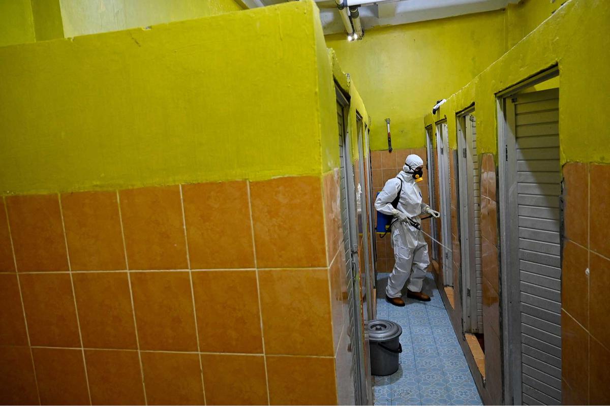 FOTO: Pencegahan Dini Flu, BPBD Aceh 'Cuci' Asrama Sekolah dengan Disinfektan