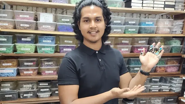 Aseel Abri, Juragan Muda Aksesoris Batu Akik