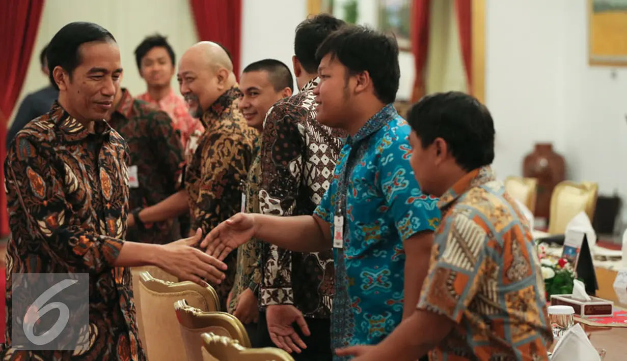 Presiden Joko Widodo menyalami para komika dalam jamuan makan siang bersama di Istana Negara, Jakarta, Kamis (17/12). Para komika datang ke Istana Negara, seperti Indro Warkop, Mongol Stress, Raditya Dika, dll. (Liputan6.com/Faizal Fanani)