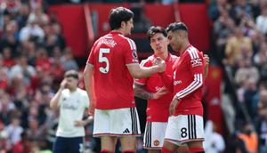 Casemiro menutup penampilannya di Old Trafford dengan momen penuh haru bersama Manchester United. Ia mendapat sambutan hangat dari para suporter dalam laga melawan Nottingham Forest. (AFP/Darren Staples)