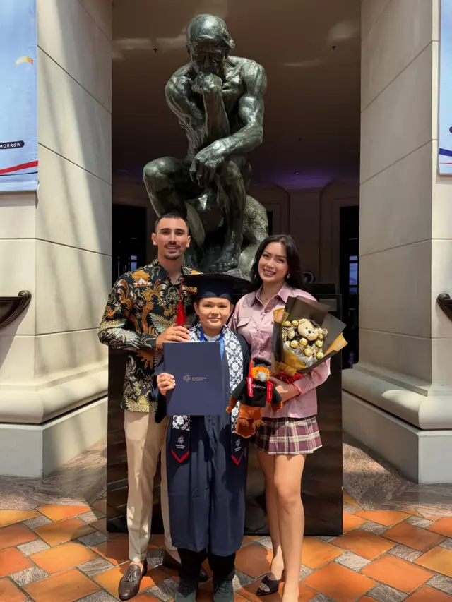 Jessica Iskandar saat Hadir di Wisuda El Barack. [@inijedar]