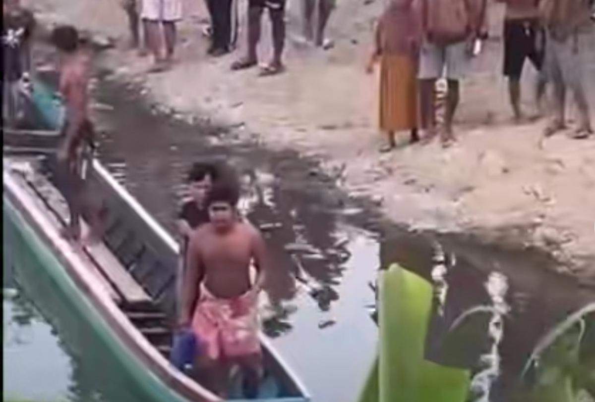 Warga melakukan pencarian bocah yang diterkam buaya di Sungai Budong-budong, Mamuju Tengah, Sulbar. (Istimewa)